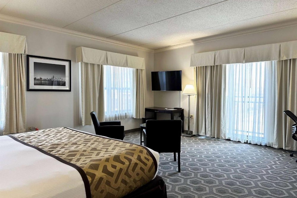 King Room with Roll-in Shower - Mobility Access/Non-Smoking